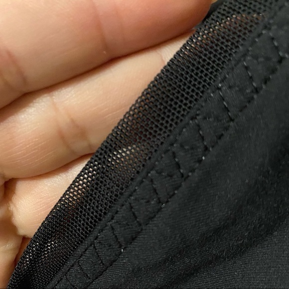 Lululemon crossed front black bra size 6 - Picture 7 of 7